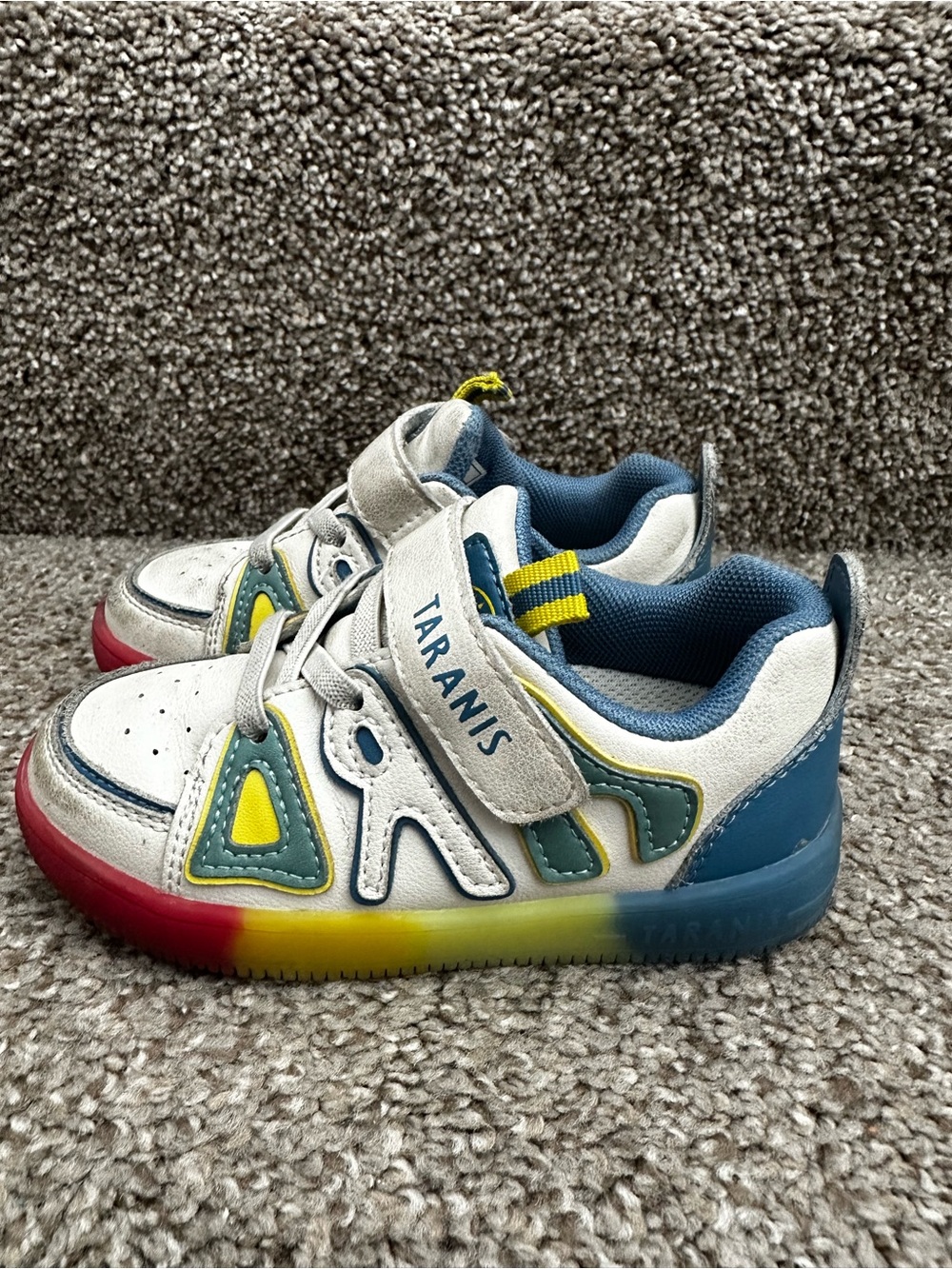 Kids' Light up Sneakers with Rainbow Sole